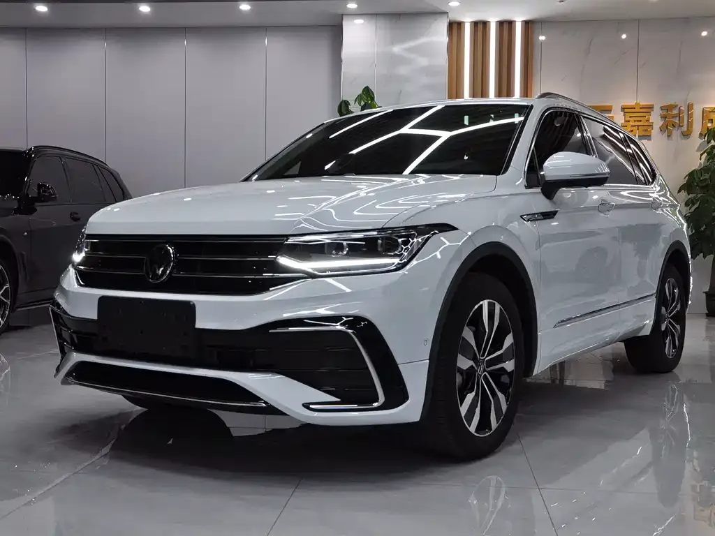 Volkswagen Tiguan L — фото 1