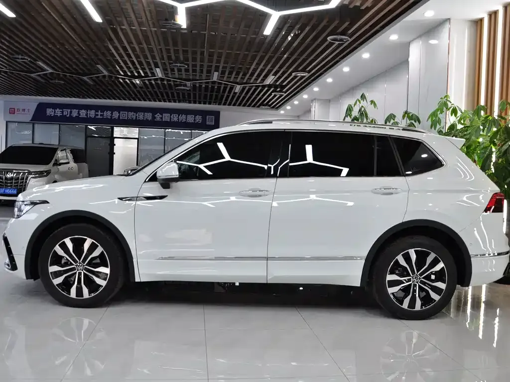 Volkswagen Tiguan L — фото 6