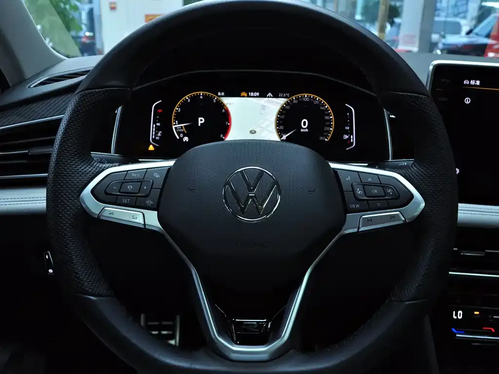 Volkswagen Tiguan L — фото 5