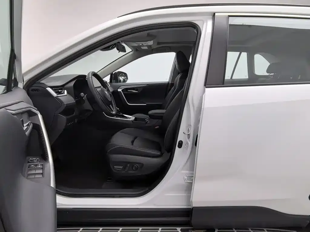 Toyota RAV4 — фото 8