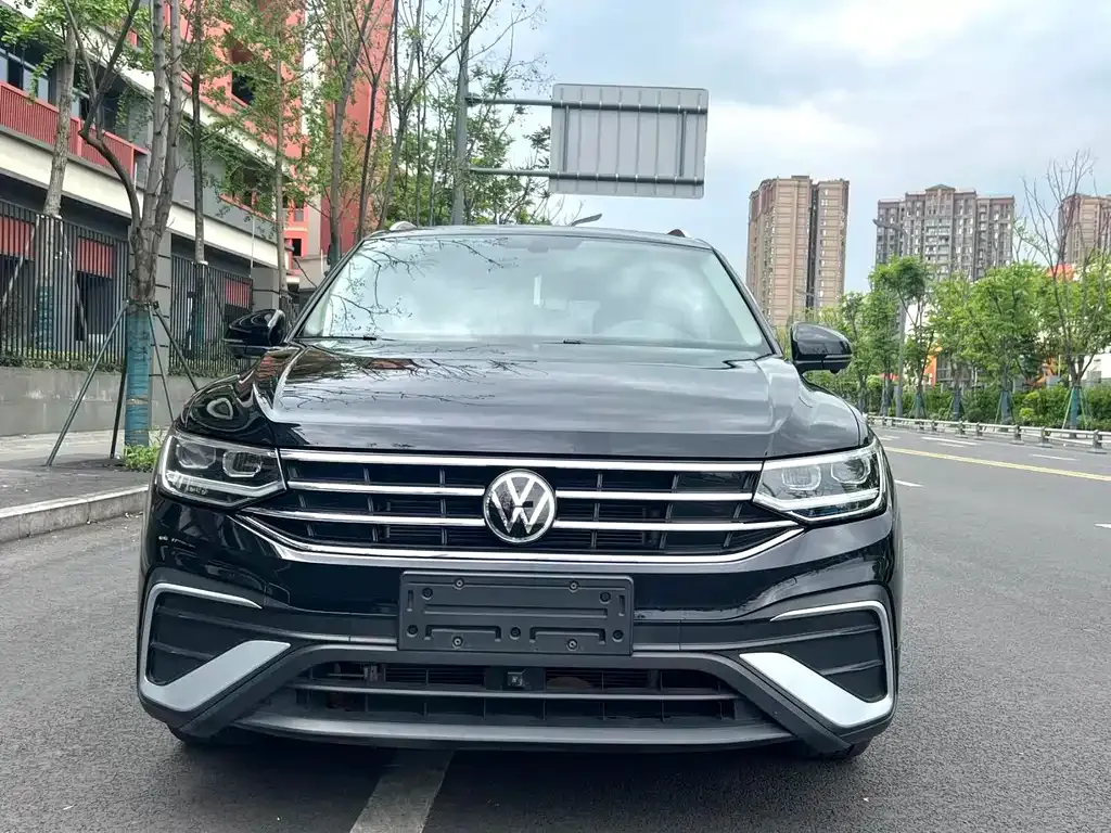 Volkswagen Tiguan L — фото 1