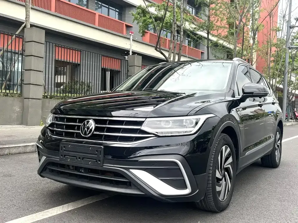 Volkswagen Tiguan L — фото 9