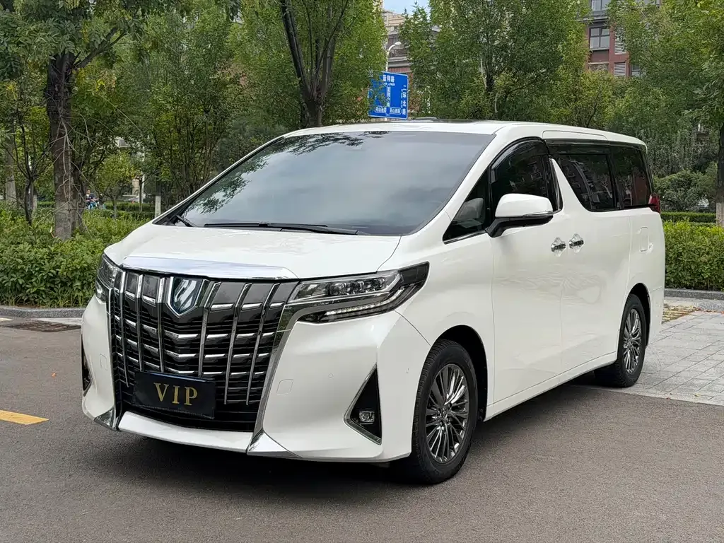Toyota Alphard — фото 1