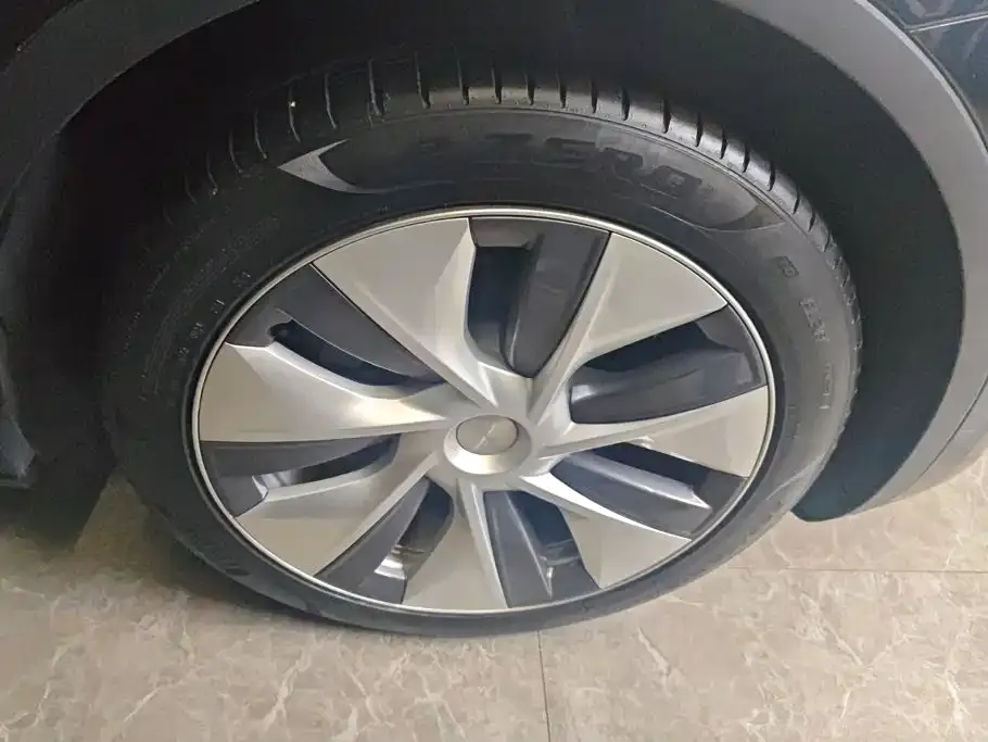 Tesla Model Y — фото 10