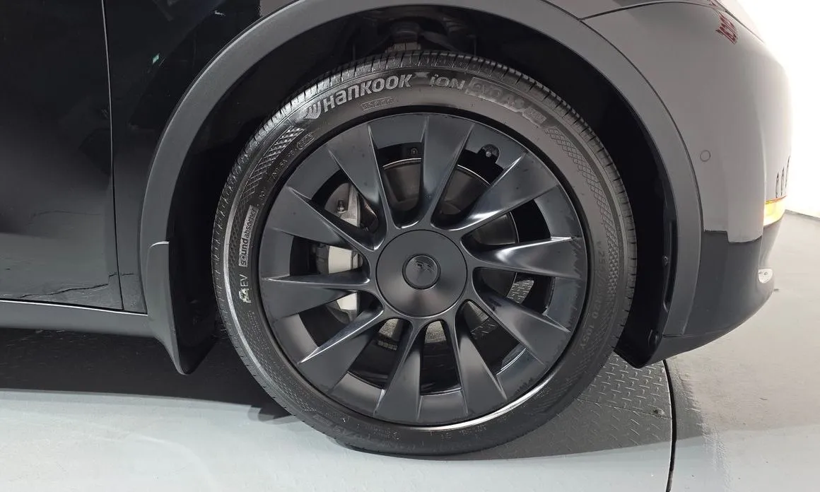 Tesla Model Y — фото 10