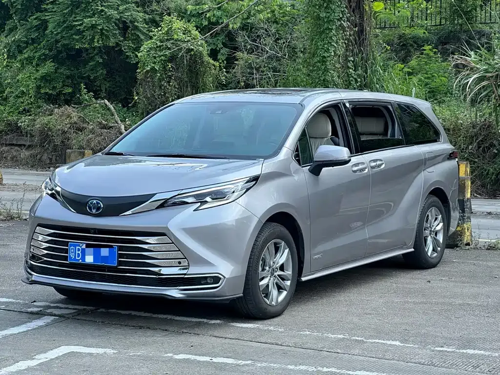 Toyota Sienna — фото 1