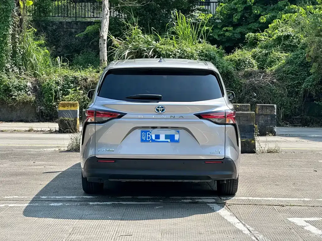 Toyota Sienna — фото 3