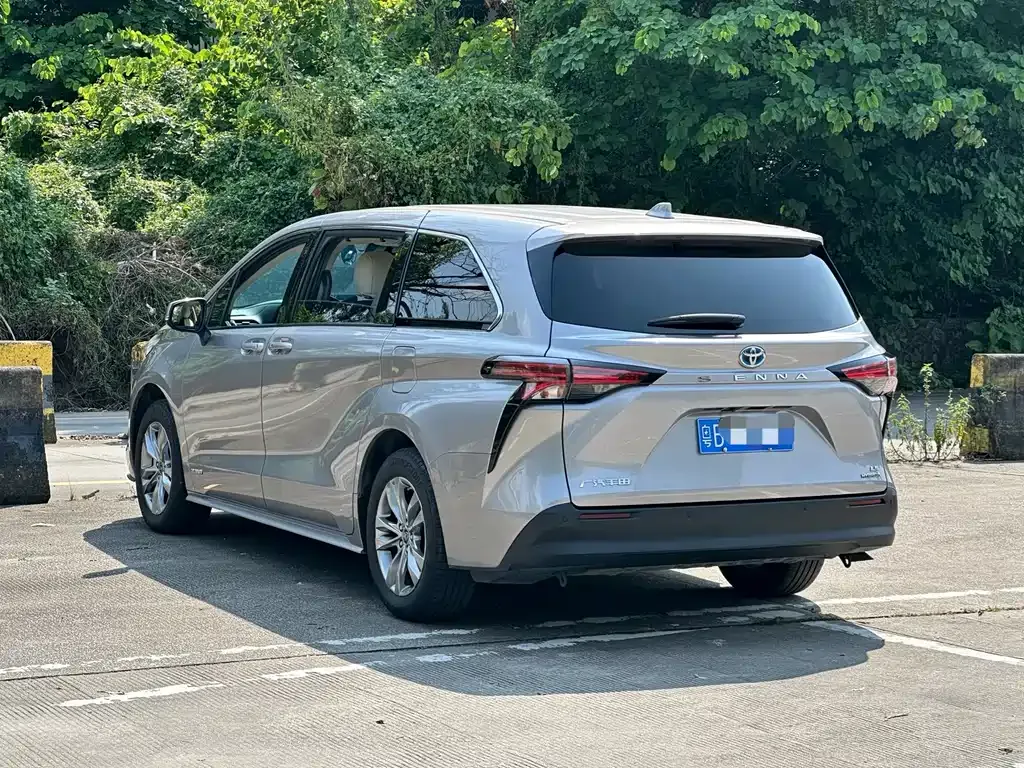Toyota Sienna — фото 10