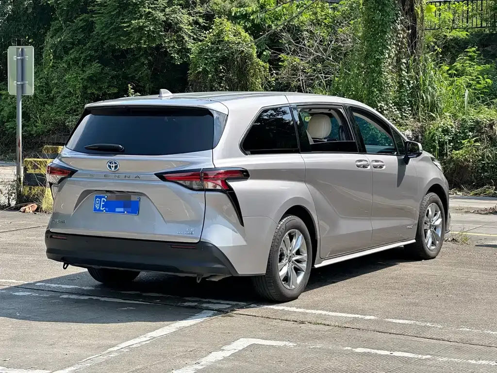 Toyota Sienna — фото 4