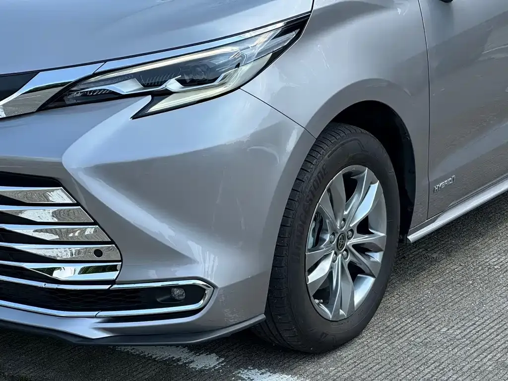 Toyota Sienna — фото 9