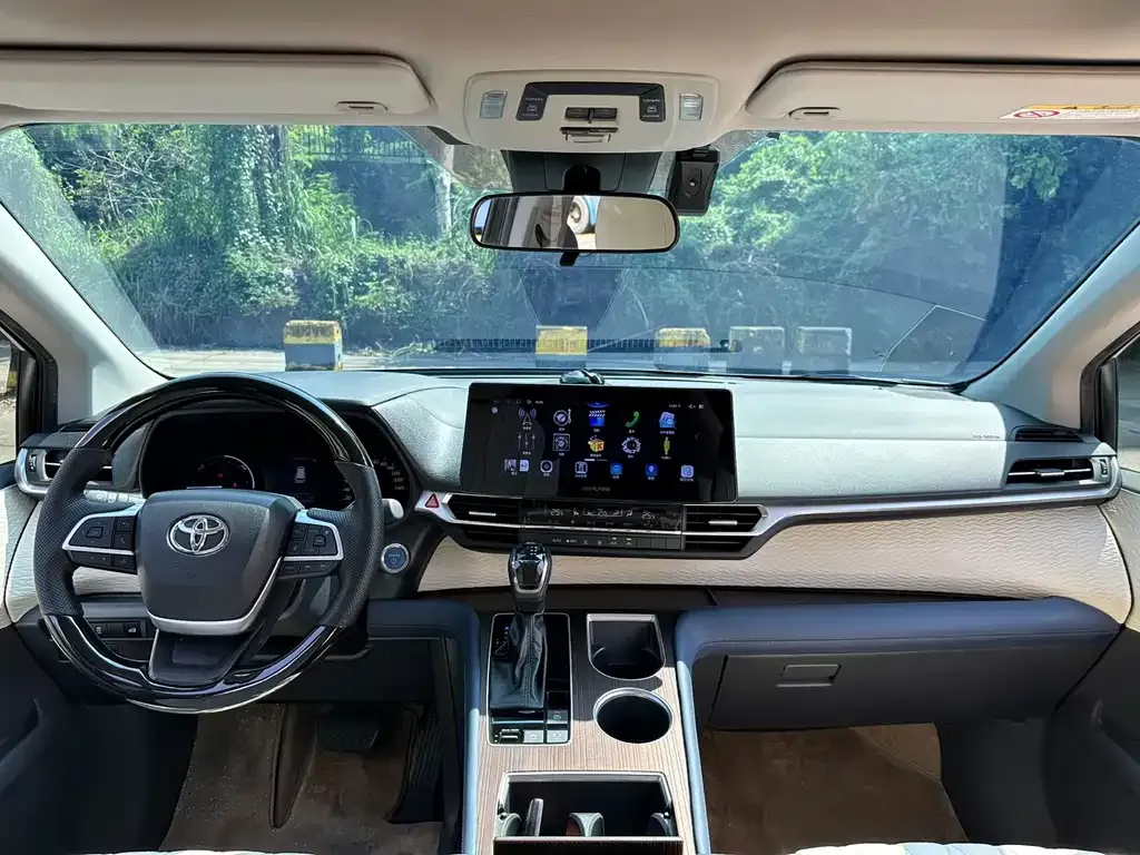 Toyota Sienna — фото 8