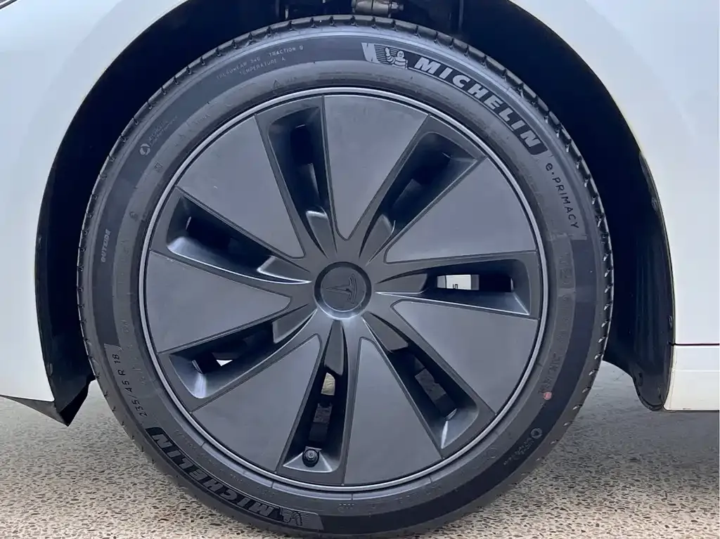 Tesla Model 3 — фото 3