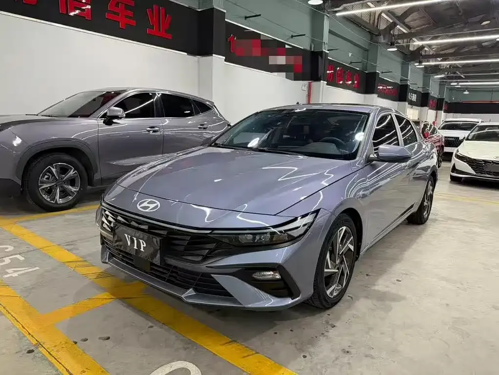 Hyundai Elantra — фото 1