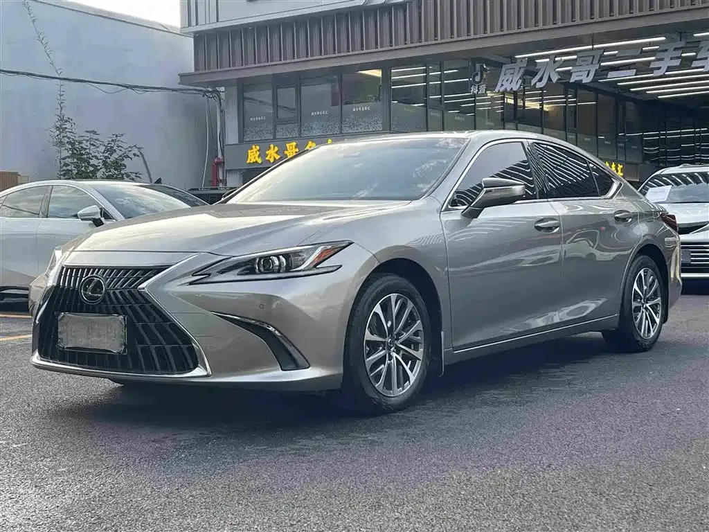 Lexus ES — фото 1
