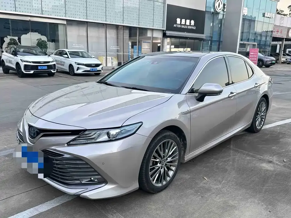 Toyota Camry — фото 1