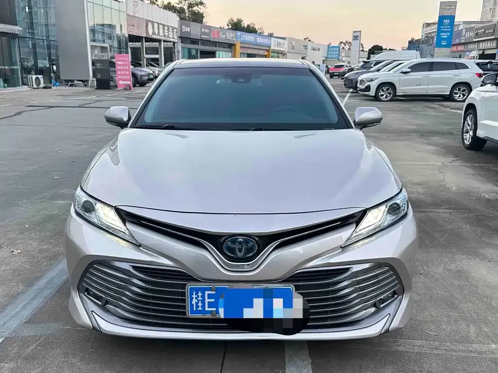 Toyota Camry — фото 2