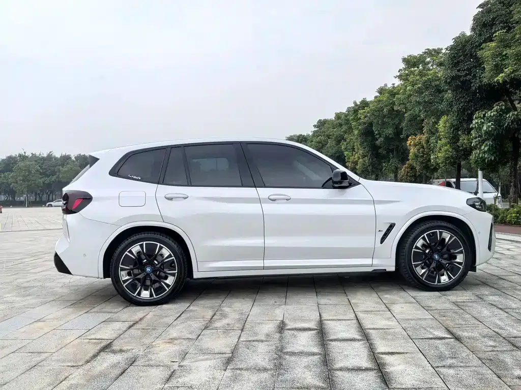 BMW iX3 — фото 9