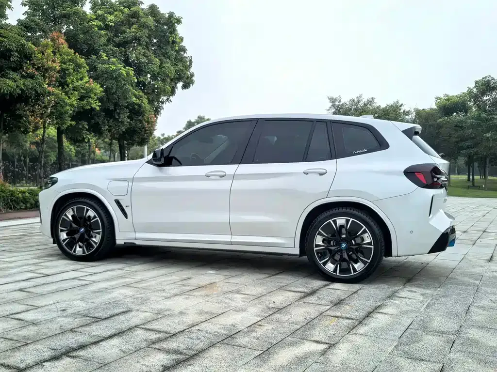 BMW iX3 — фото 3