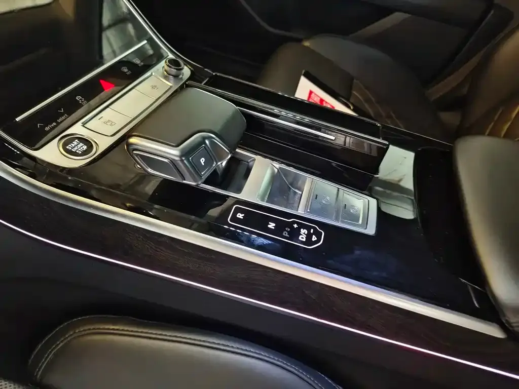 Audi A8 — фото 4