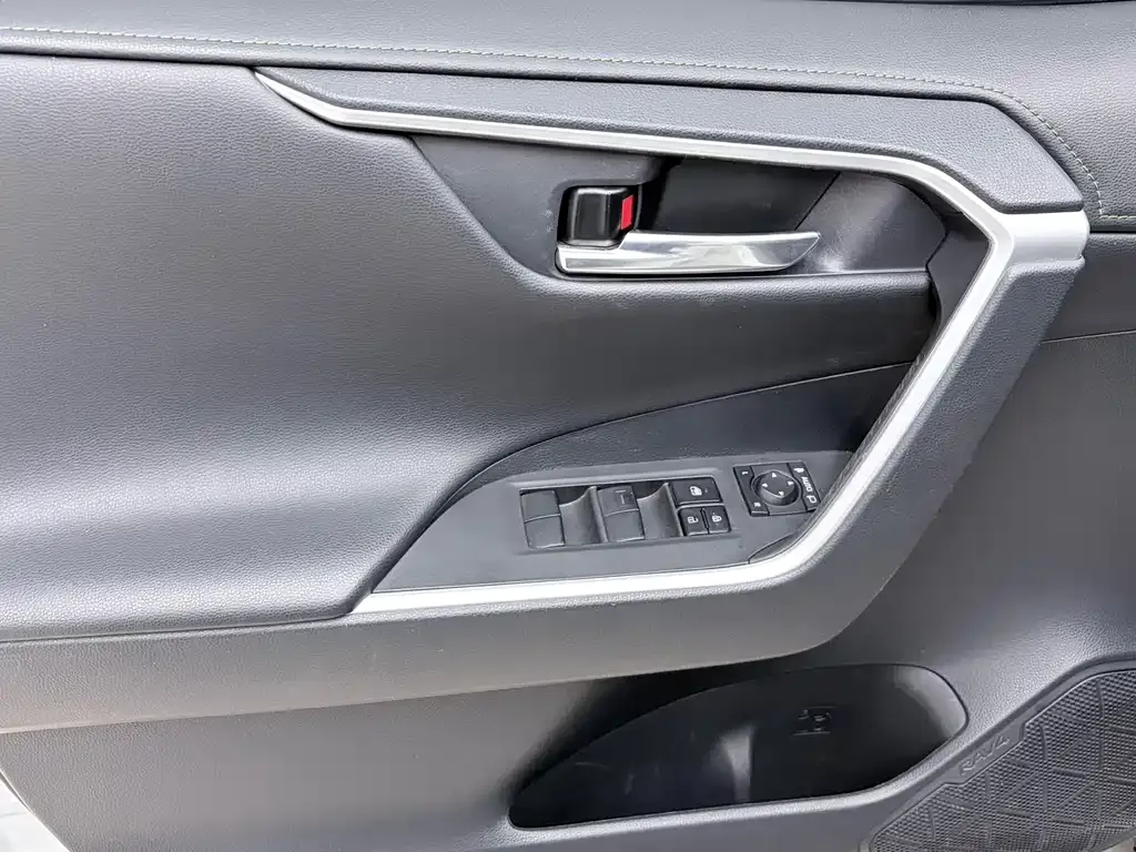 Toyota RAV4 — фото 10