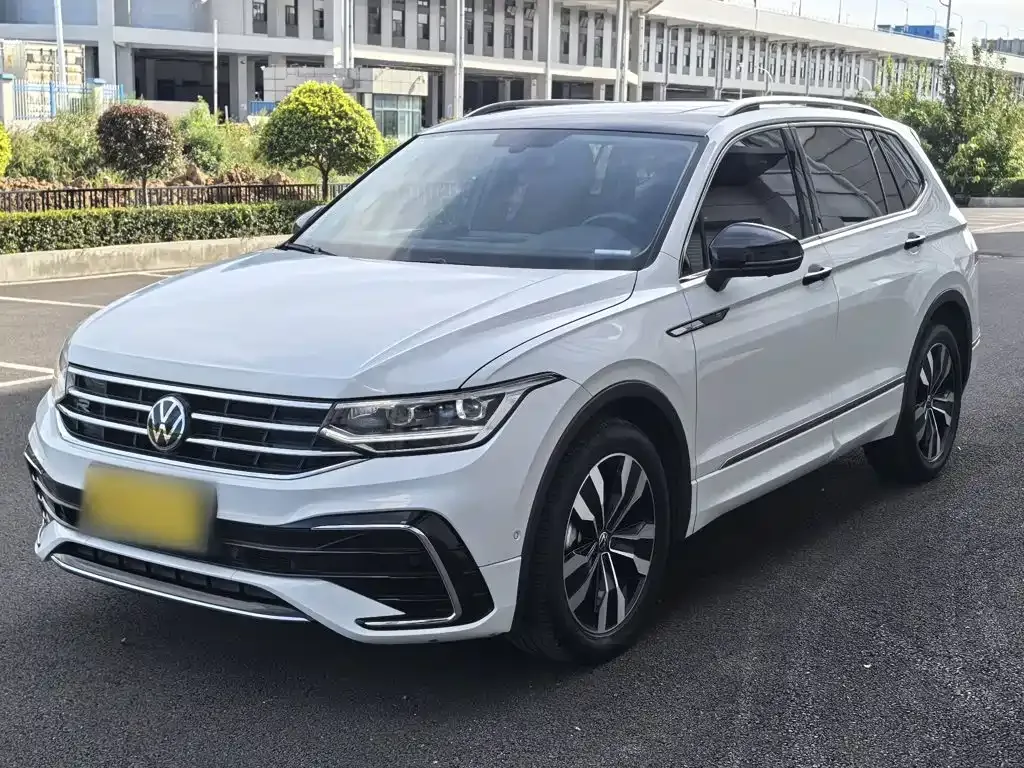 Volkswagen Tiguan L — фото 1
