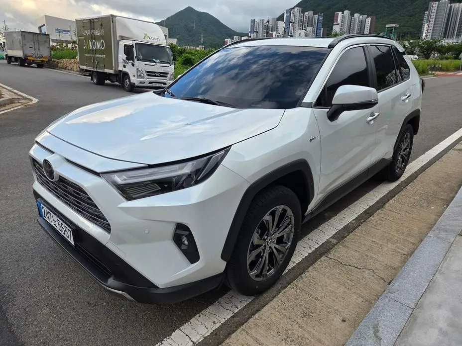 Toyota RAV4 — фото 1