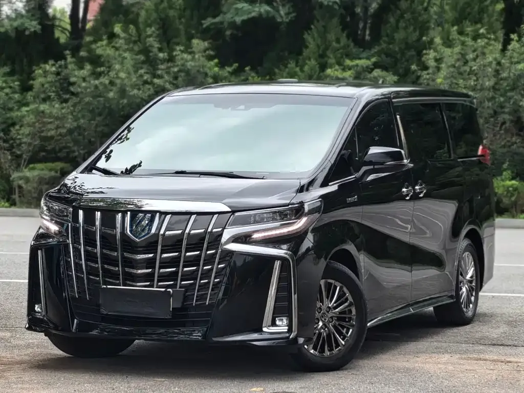 Toyota Alphard — фото 1