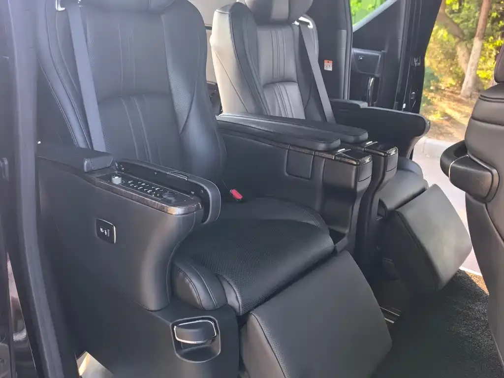 Toyota Alphard — фото 9