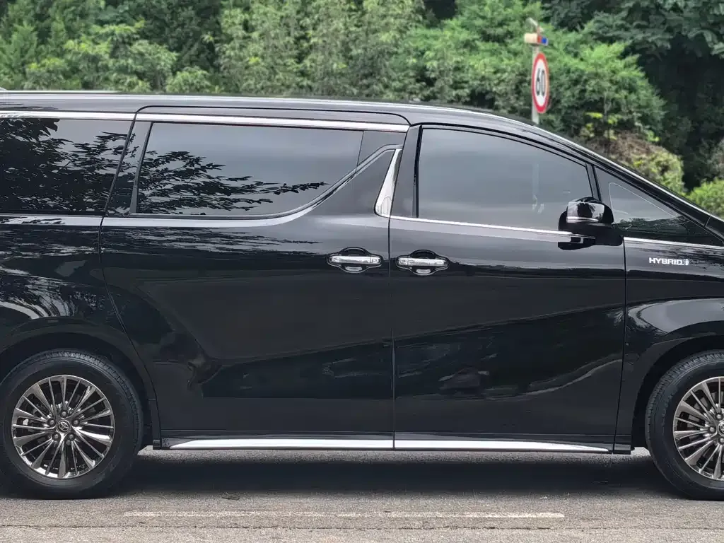 Toyota Alphard — фото 8