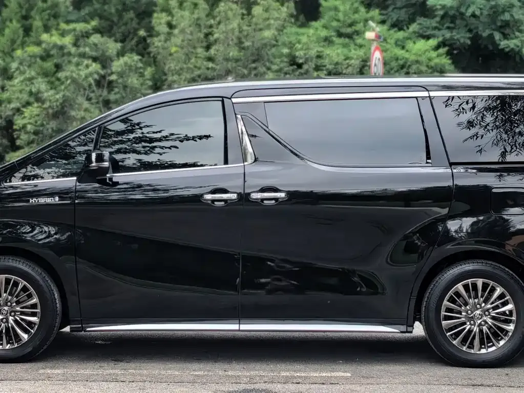 Toyota Alphard — фото 3