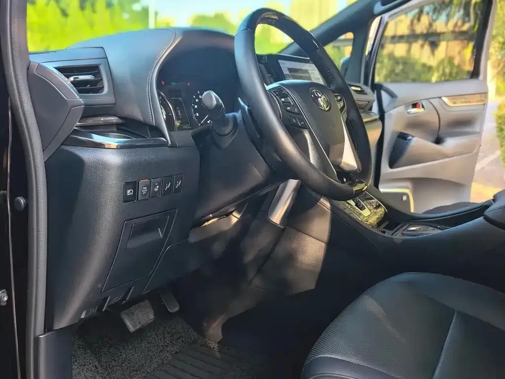 Toyota Alphard — фото 4