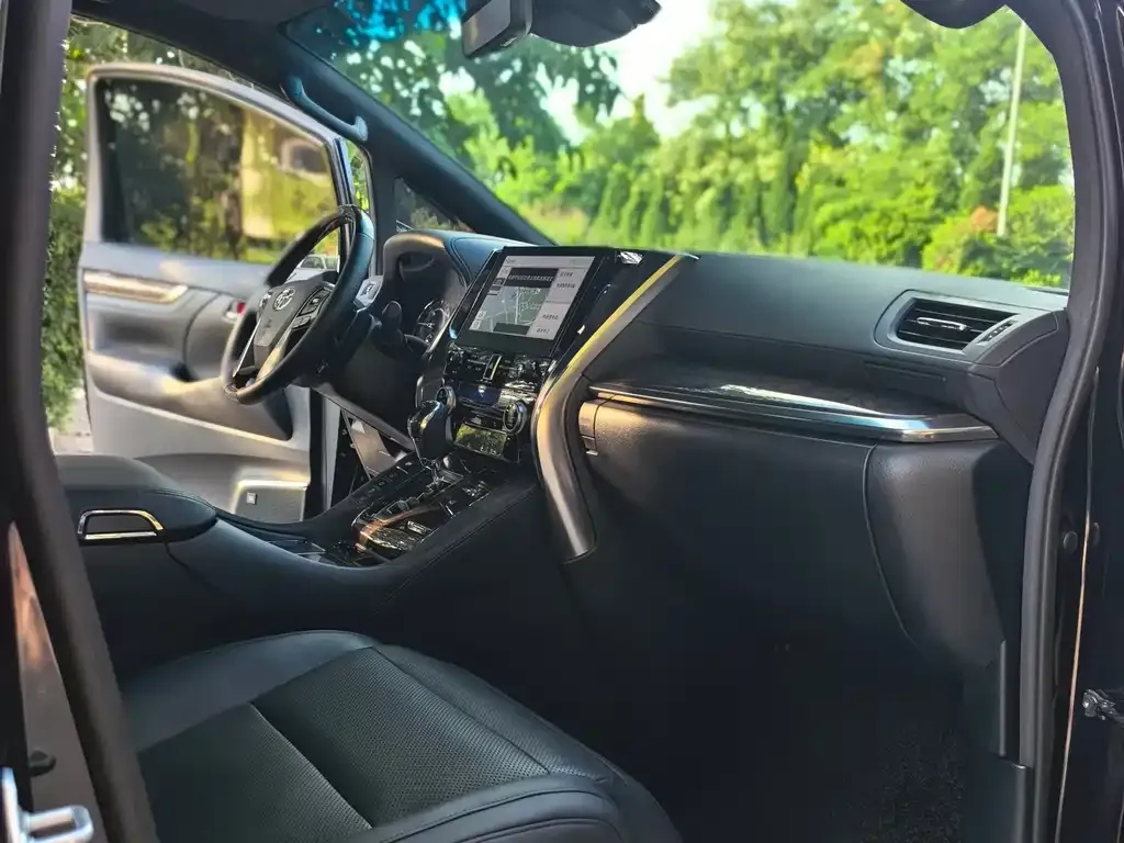 Toyota Alphard — фото 5