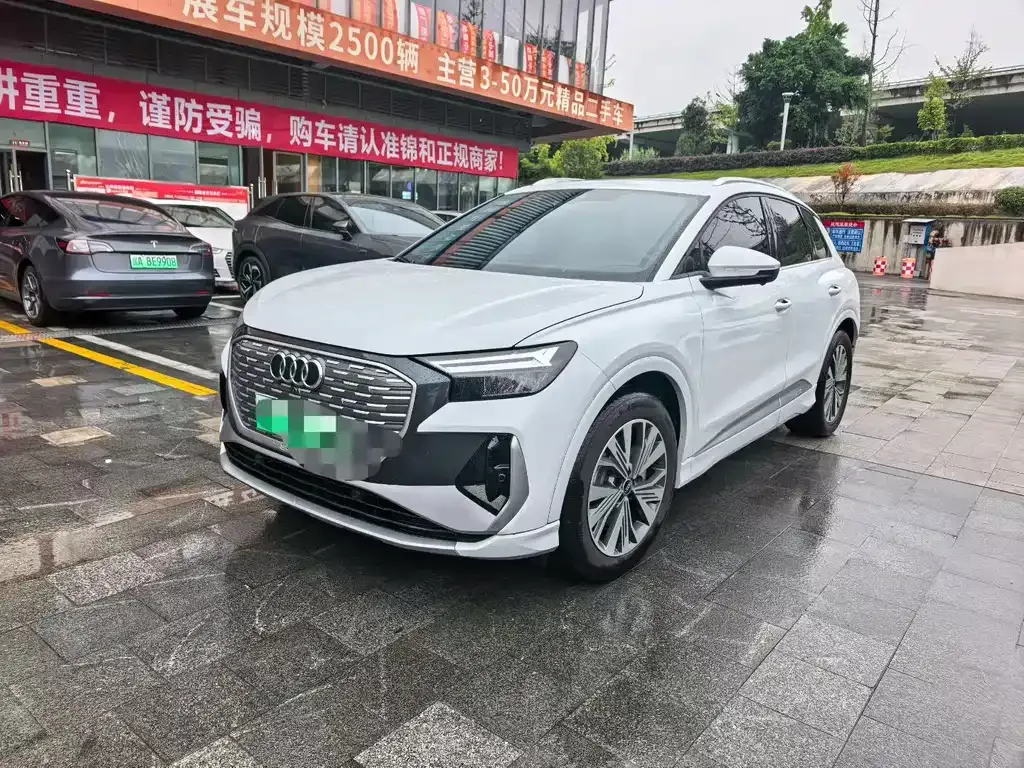 Audi Q4 e-tron — фото 1
