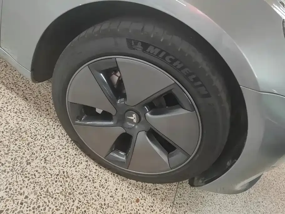 Tesla Model 3 — фото 10
