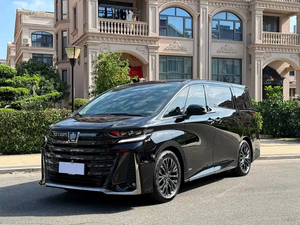 Toyota Vellfire — фото 1