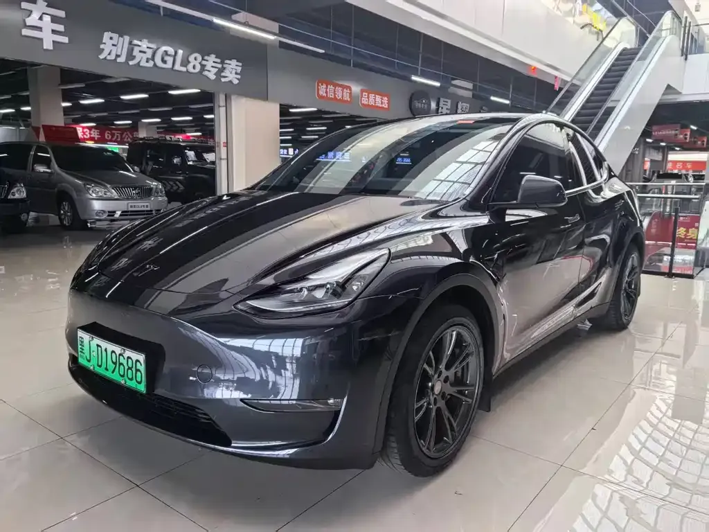 Tesla Model Y — фото 1