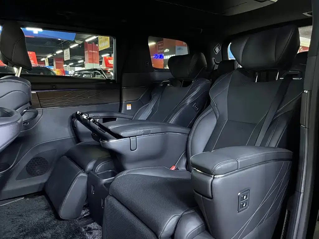 Toyota Vellfire — фото 9