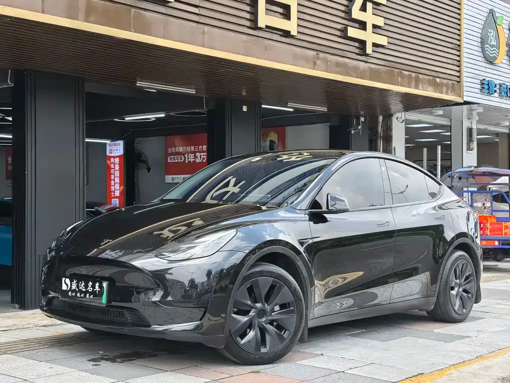 Tesla Model Y — фото 1