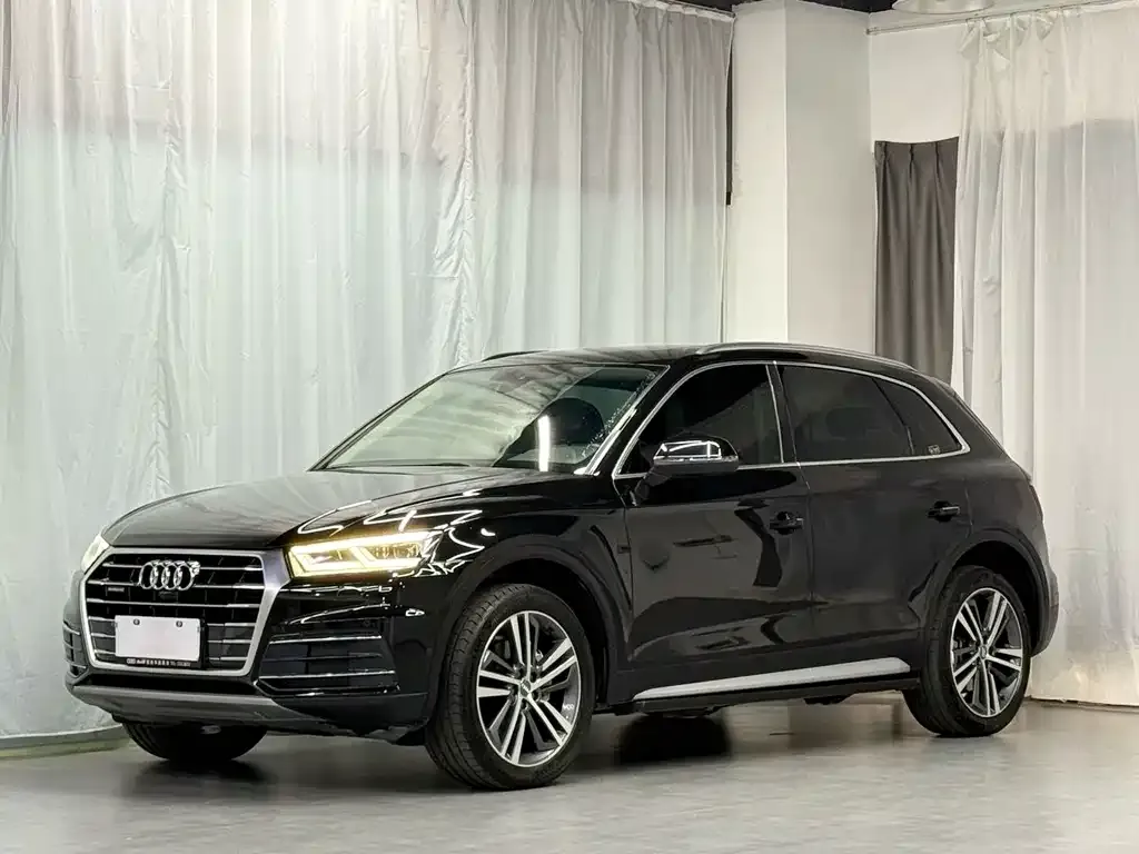 Audi Q5L — фото 1