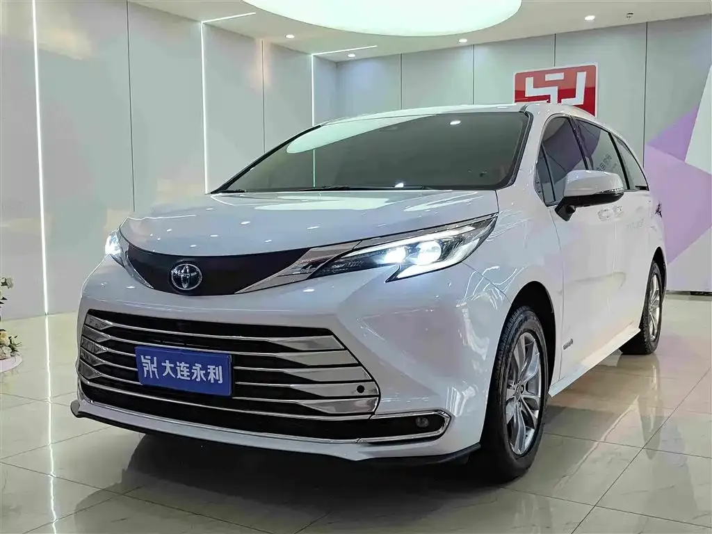 Toyota Sienna — фото 1
