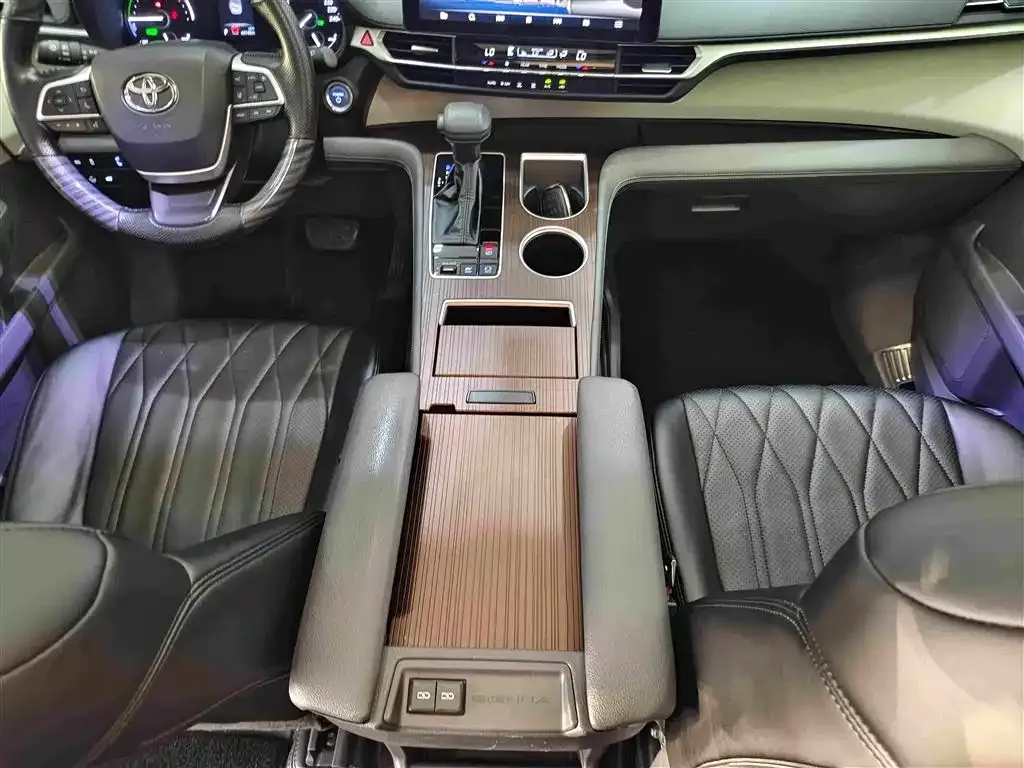 Toyota Sienna — фото 4