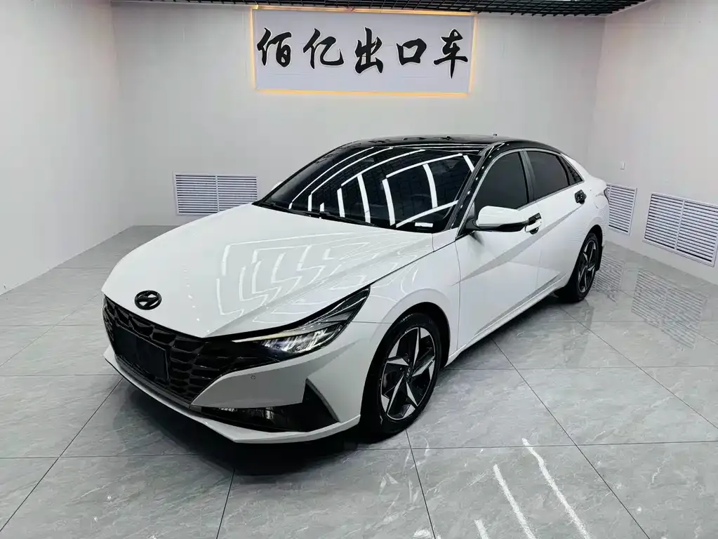 Hyundai Elantra — фото 1