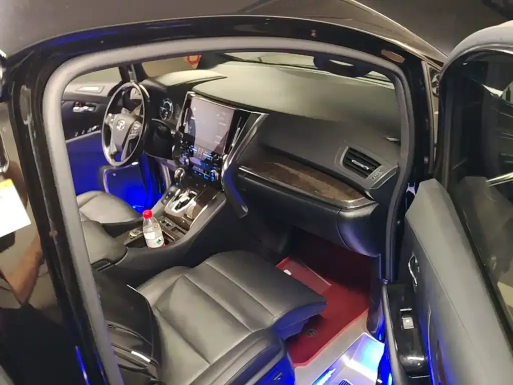 Toyota Alphard — фото 9