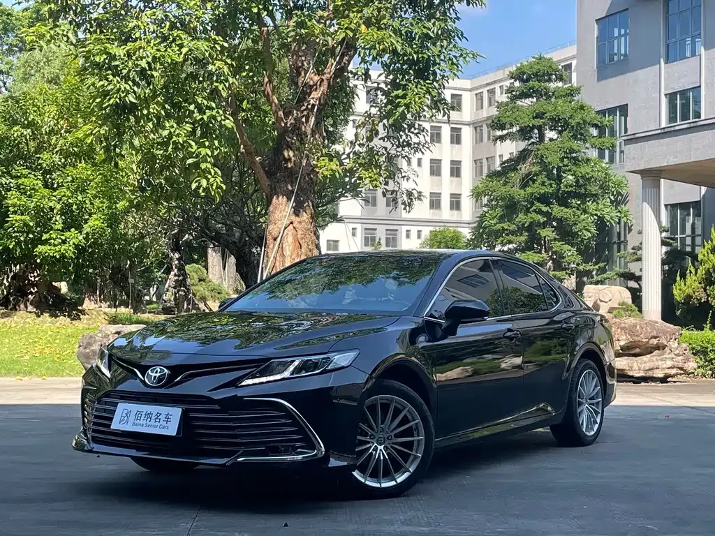 Toyota Camry — фото 1