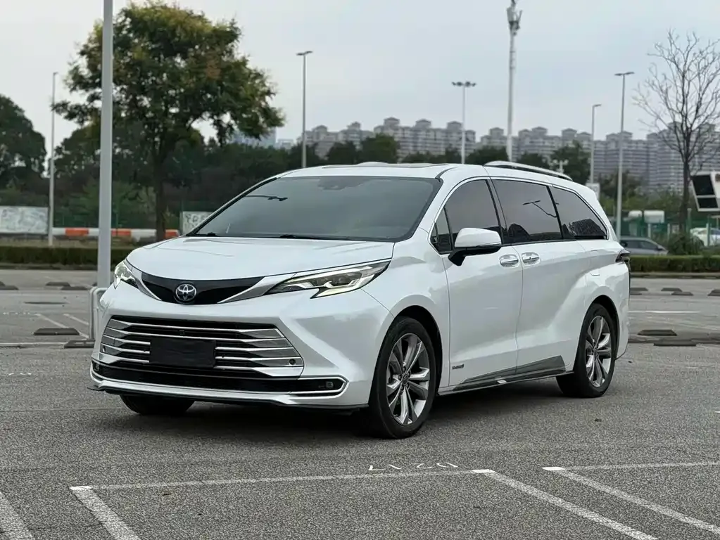 Toyota Sienna — фото 1