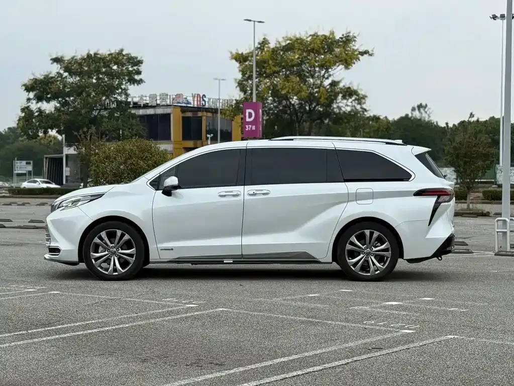 Toyota Sienna — фото 2