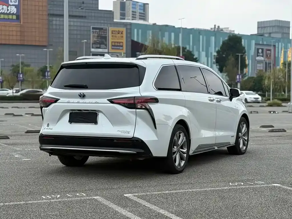 Toyota Sienna — фото 5