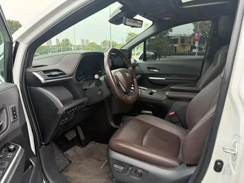 Toyota Sienna — фото 8