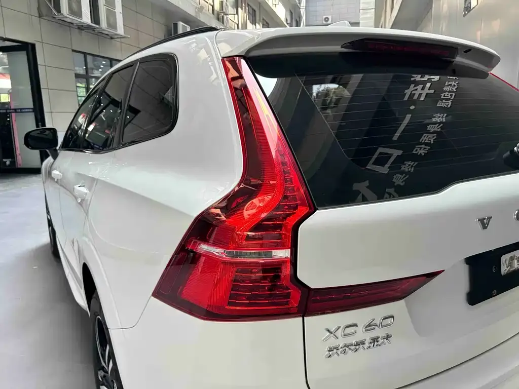 Volvo XC60 — фото 8