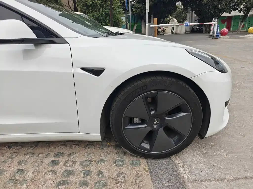 Tesla Model 3 — фото 10